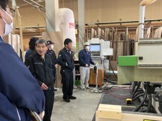 ㈱二村建築様が会社見学に来社されました。